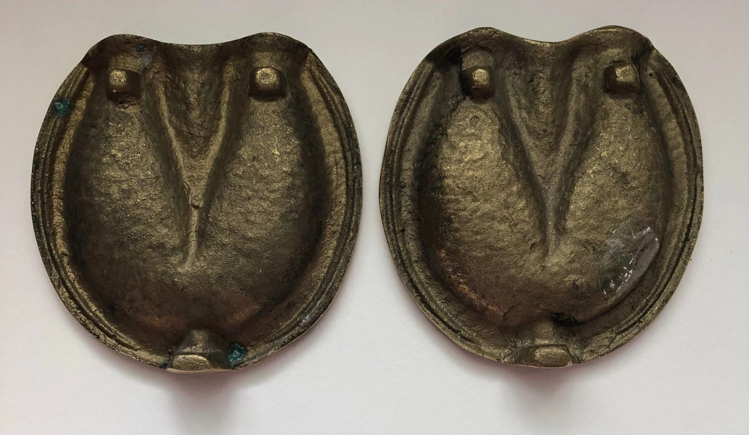 1950’s Pair Small Brass Horseshoe With Hoof Ashtrays- A Pair 2 1950’s Pair Small Brass Horseshoe With Hoof Ashtrays- A Pair - Image 2