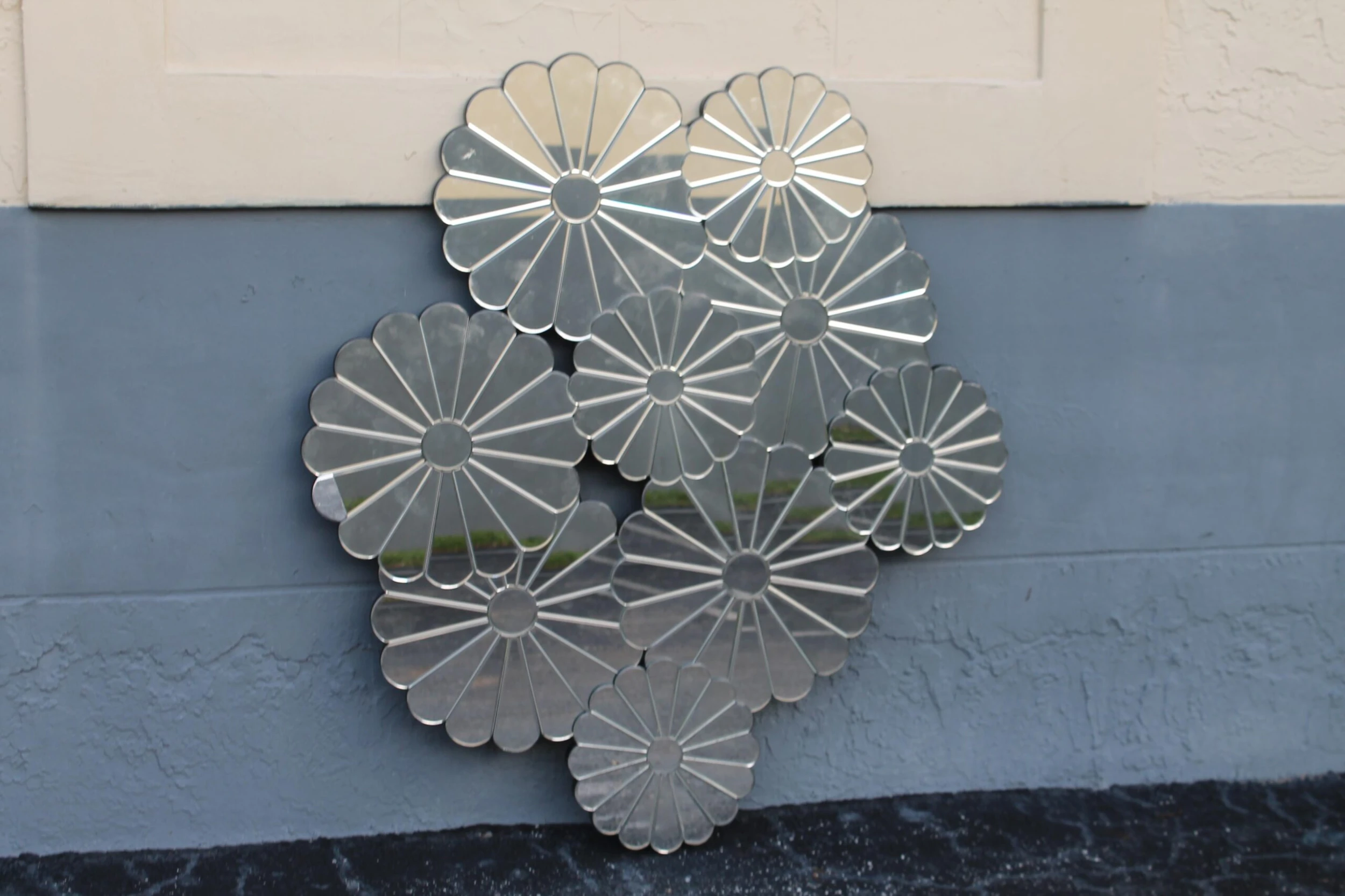 1960's Hollywood Regency / MCM Large Flower Wall Mirror 9 1960's Hollywood Regency / MCM Large Flower Wall Mirror - Image 9