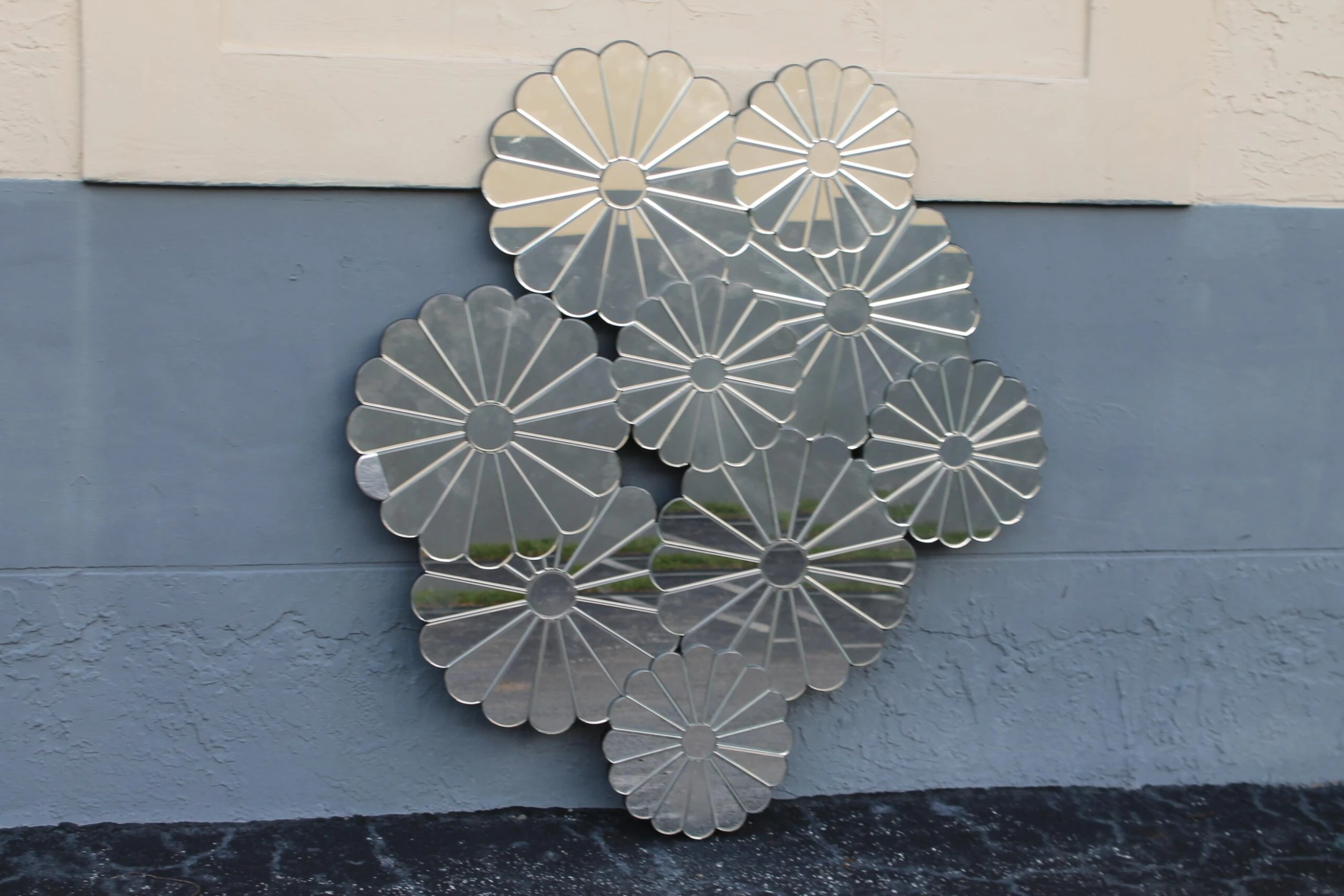 1960's Hollywood Regency / MCM Large Flower Wall Mirror 3 1960's Hollywood Regency / MCM Large Flower Wall Mirror - Image 3