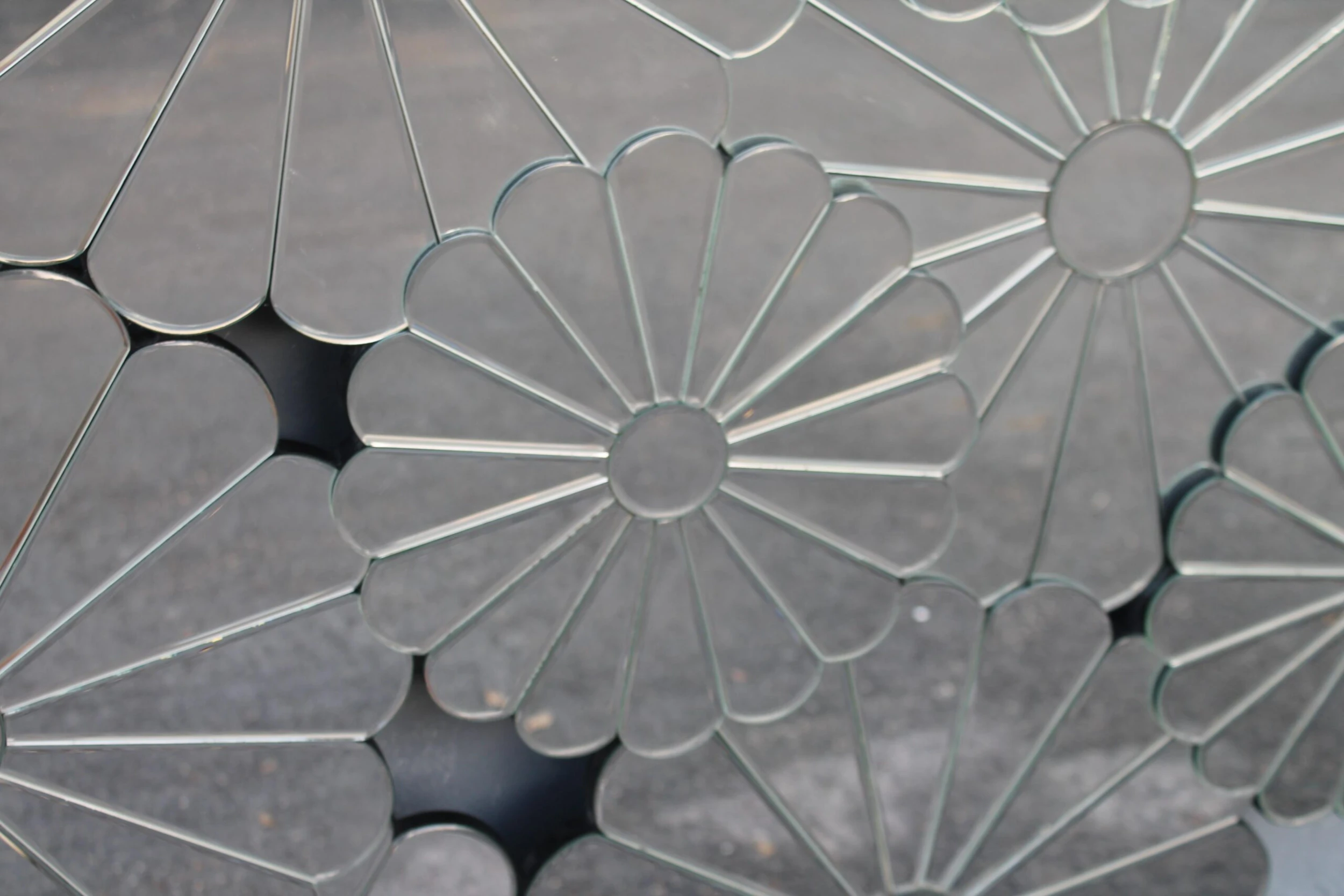 1960's Hollywood Regency / MCM Large Flower Wall Mirror 7 1960's Hollywood Regency / MCM Large Flower Wall Mirror - Image 7