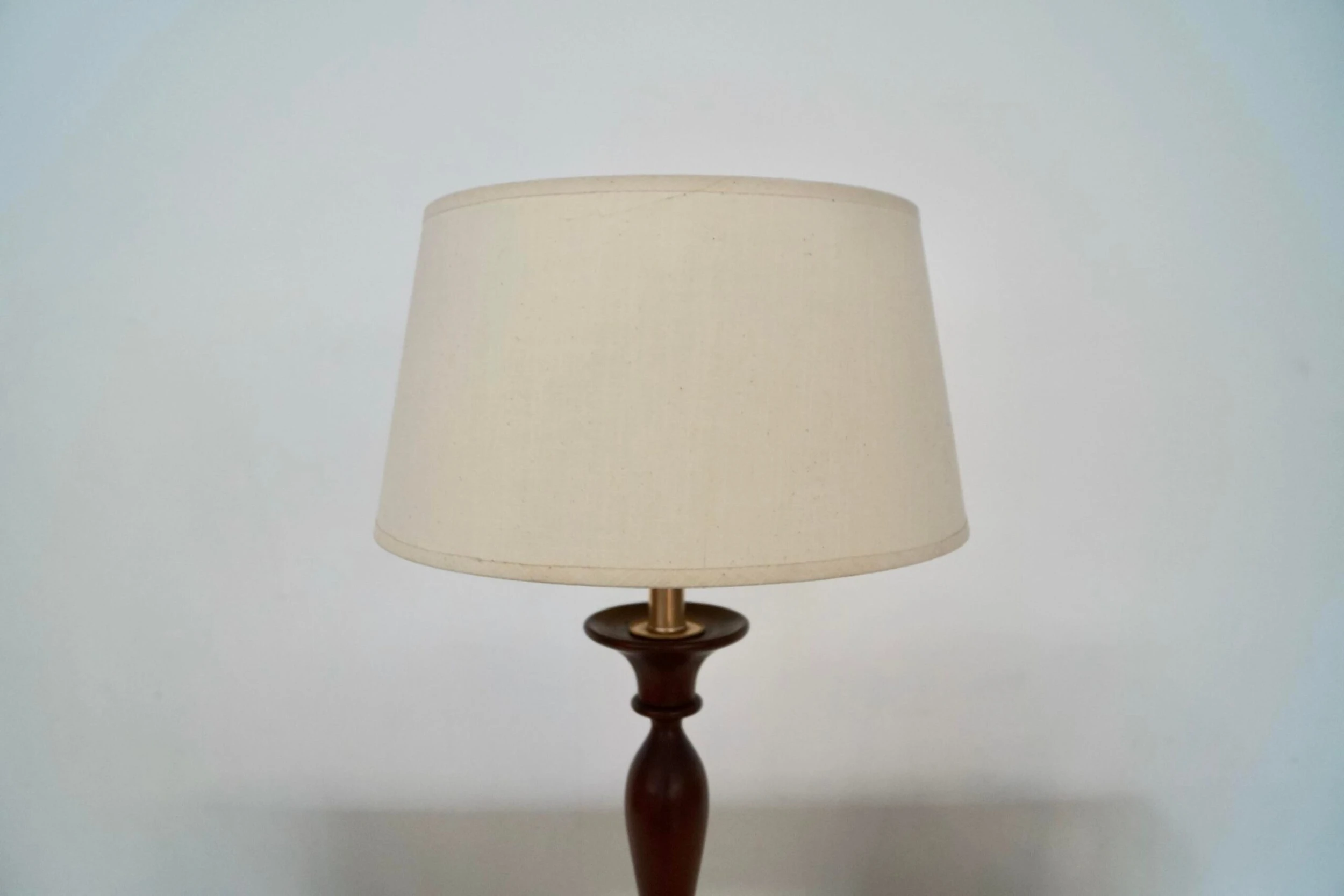 1960's Mid-Century Modern Sculptural Walnut Table Lamp 4 1960's Mid-Century Modern Sculptural Walnut Table Lamp - Image 4