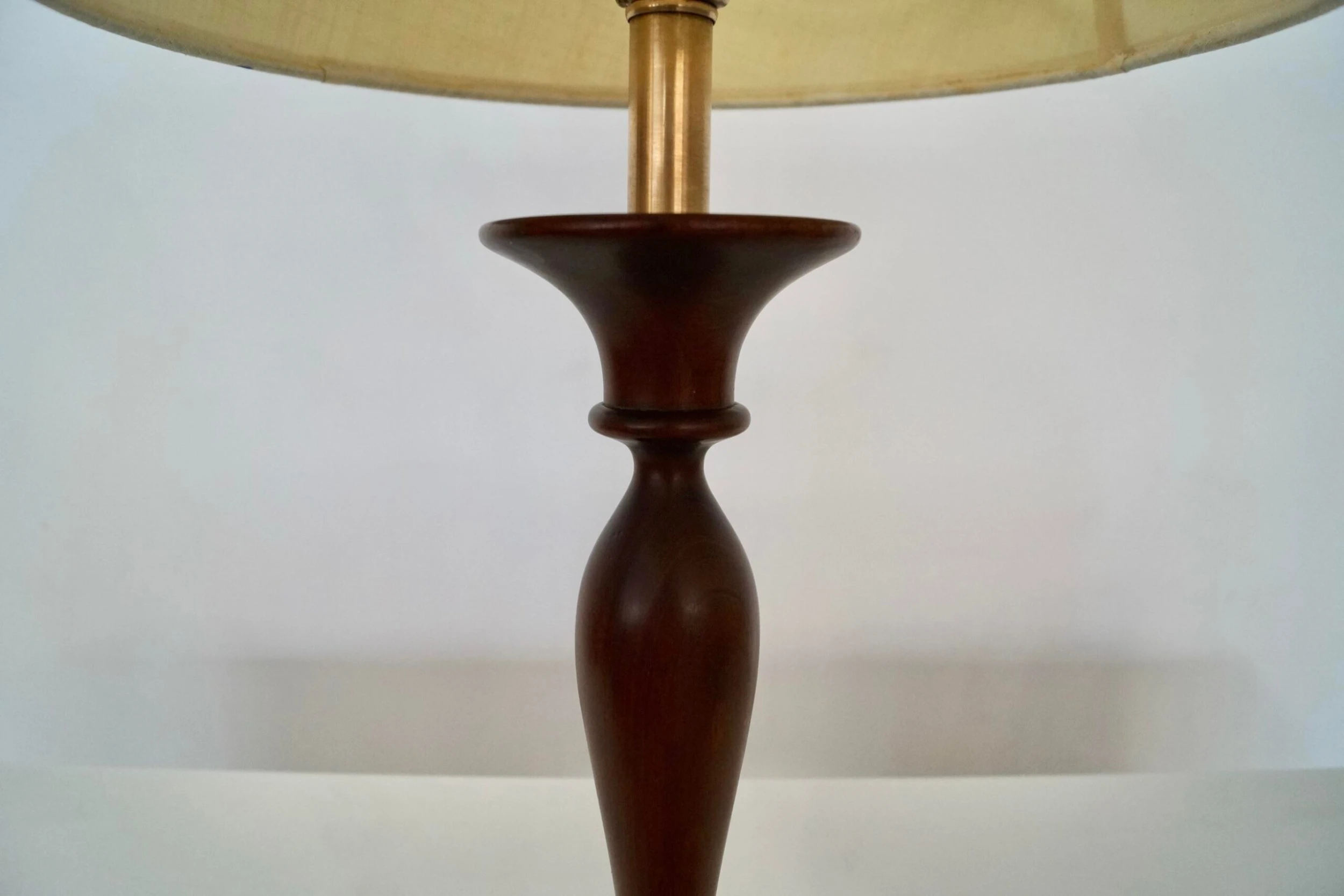 1960's Mid-Century Modern Sculptural Walnut Table Lamp 8 1960's Mid-Century Modern Sculptural Walnut Table Lamp - Image 8